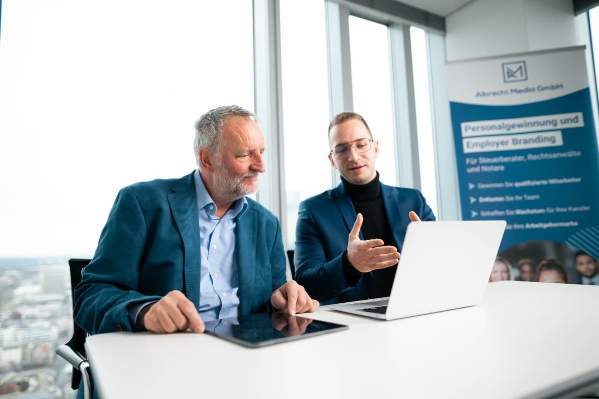 Beratungsgespräch im Büro der Albrecht Media GmbH