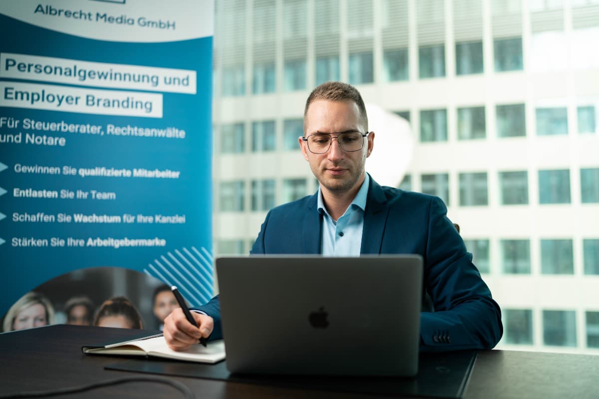 Überfüllter Schreibtisch als Sinnbild für überlastete Mitarbeiter